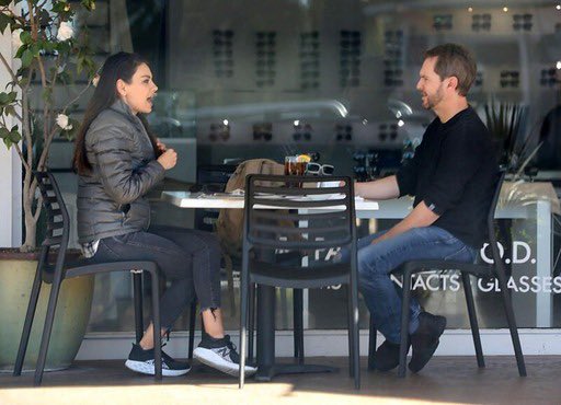 Matt Sharkman e Mila Kunis em Los Angeles, na terça-feira (7). (Foto: Reprodução/ Daily Mail)
