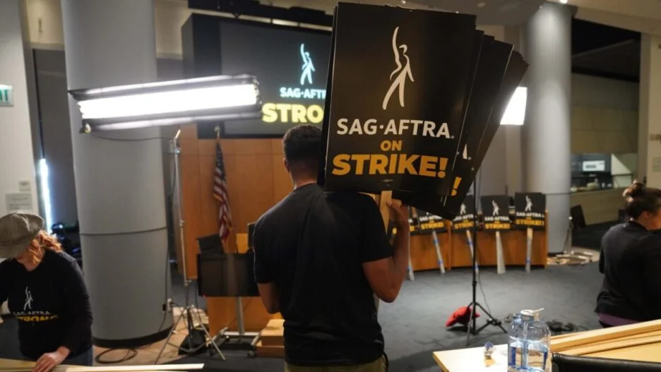 Atores e Estúdios dos EUA não fecham acordo e a SAG-AFTRA declara greve em Hollywood.