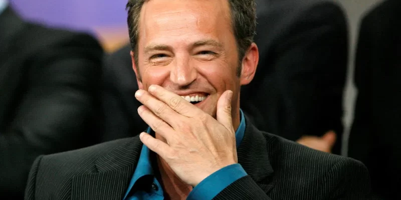 Ator Mattew Perry sorrindo