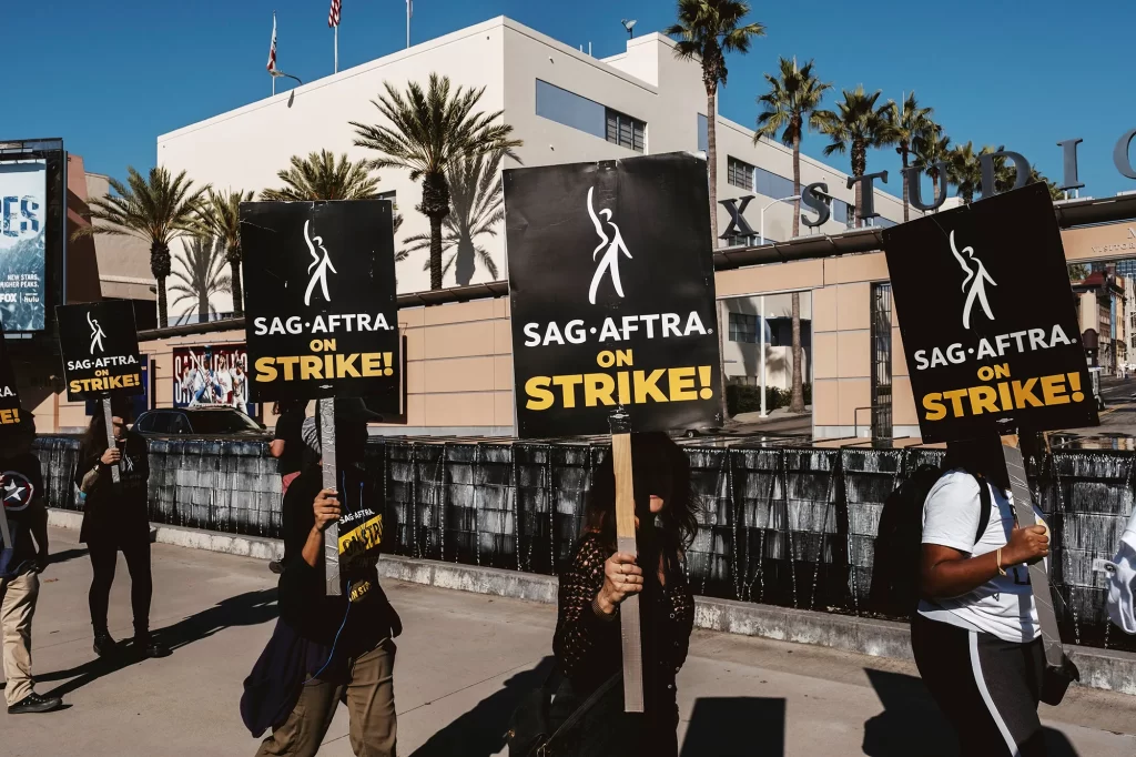 Imagem: SAG-AFTRA declara o fim greve dos atores em Hollywood – (Reprodução: Internet).