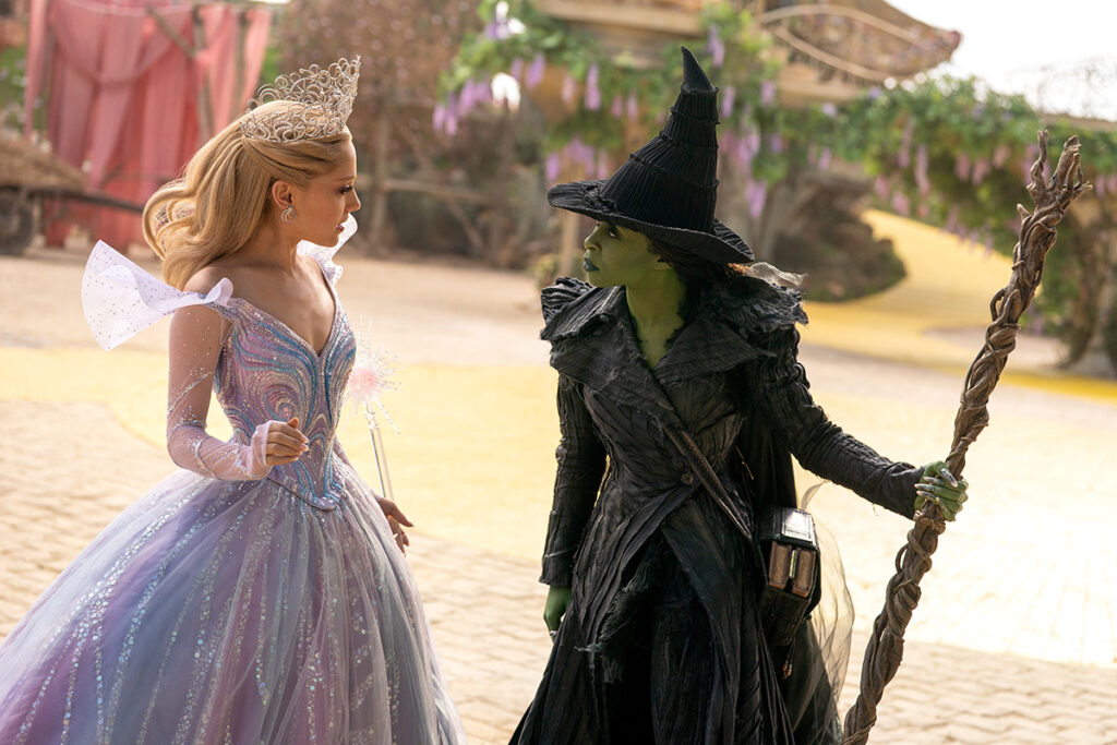 Ariana Grande (Glinda) e Cynthia Erivo (Elphaba) mostram a força de uma amizade improvável em Wicked: Parte 2