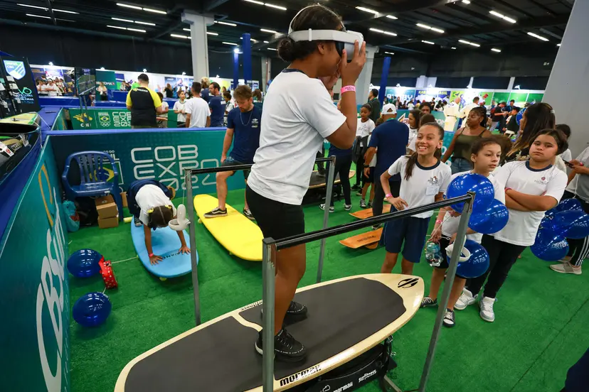 Imagem COB 2024. Estudante em ativação interativa no COB Expo 2024.