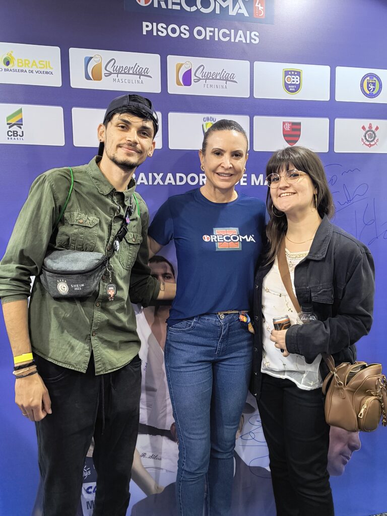 Beatriz e Bruno ao lado da campeã olímpica Maurren Maggi durante a COB Expo 2025