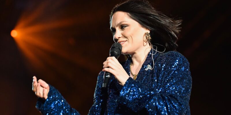 Jessie J faz show acustico poderoso mas com distracoes no The Town