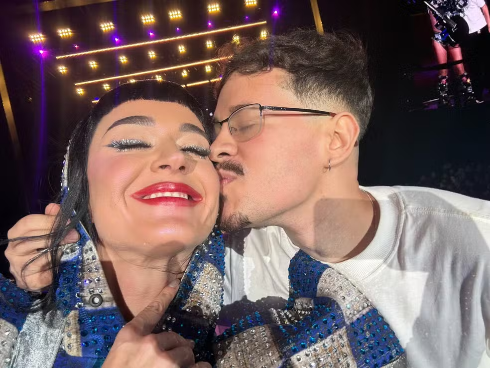 Fã que subiu ao palco posta selfie com Katy Perry e declara: 'Simplesmente em choque'

