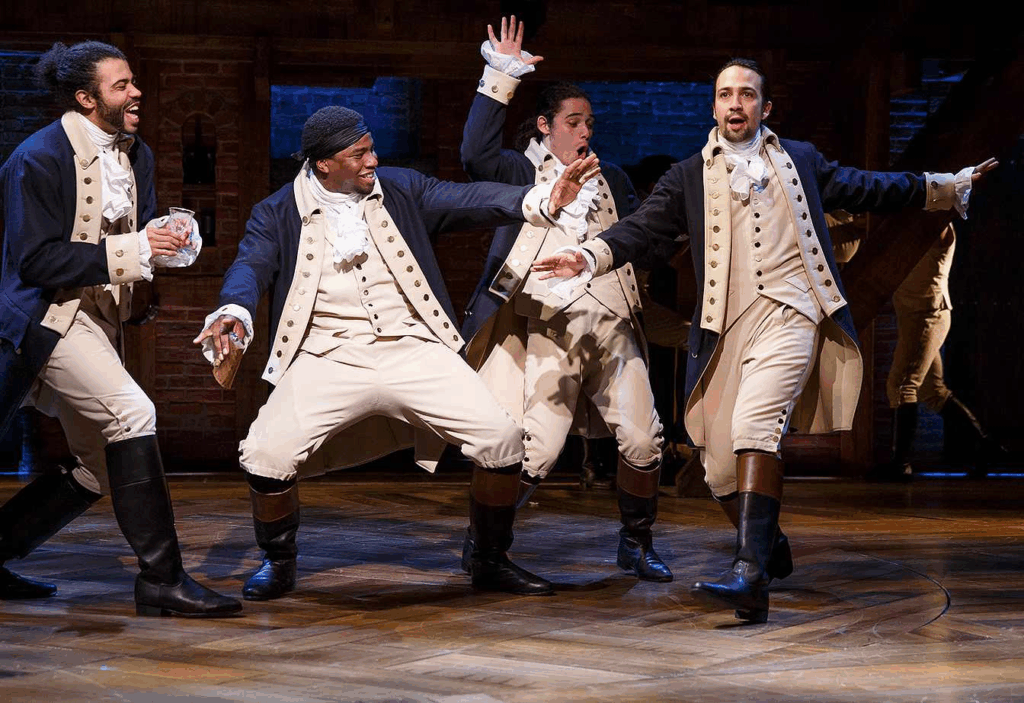 Hamilton, atores: Anthony Ramos (John Laurens), Daveed Diggs (Marquês de La Fayette), Lin-Manuel Miranda (Alexander Hamilton), Okieriete Onaodowan (Hércules Mulligan)