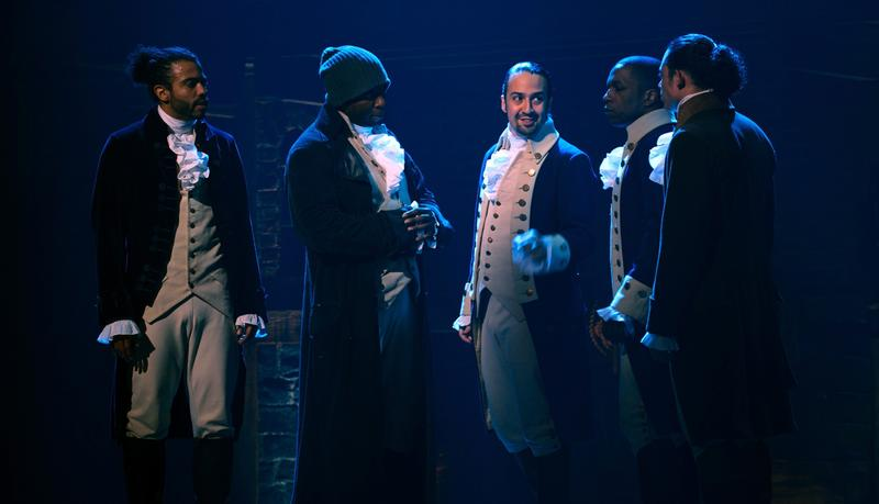 Hamilton, atores: Anthony Ramos (John Laurens); Daveed Diggs (Marquês de La Fayette); Lin-Manuel Miranda (Alexander Hamilton); Okieriete Onaodowan (Hércules Mulligan); Leslie Odom Jr. (Aaron Burr).