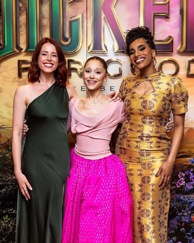 Durante a exibicao especial de Wicked For Good para o elenco e equipe da Broadway Ariana Gra 3