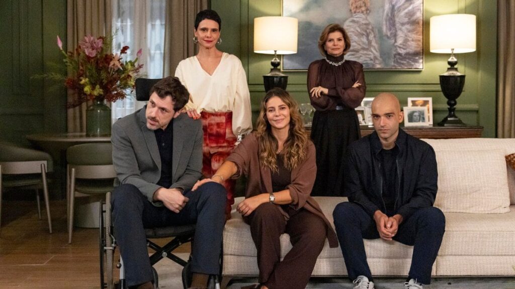 Vale Tudo: A foto que Odete Roitman mandou tirar para divulgar a volta de Leonardo na imprensa.