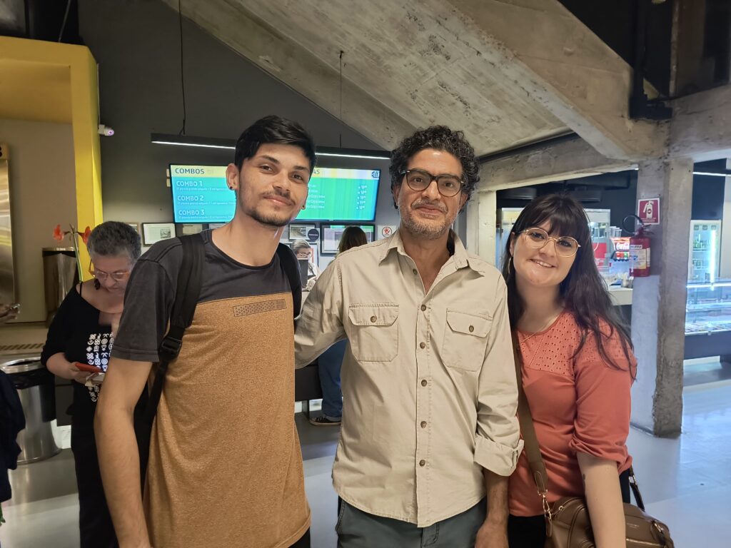 Eu, Beatriz, e Bruno ao lado do diretor Vitor Rocha durante a cabine de imprensa do documentário Aprender a Sonhar, que retrata a luta e as conquistas de jovens negros e indígenas na educação.