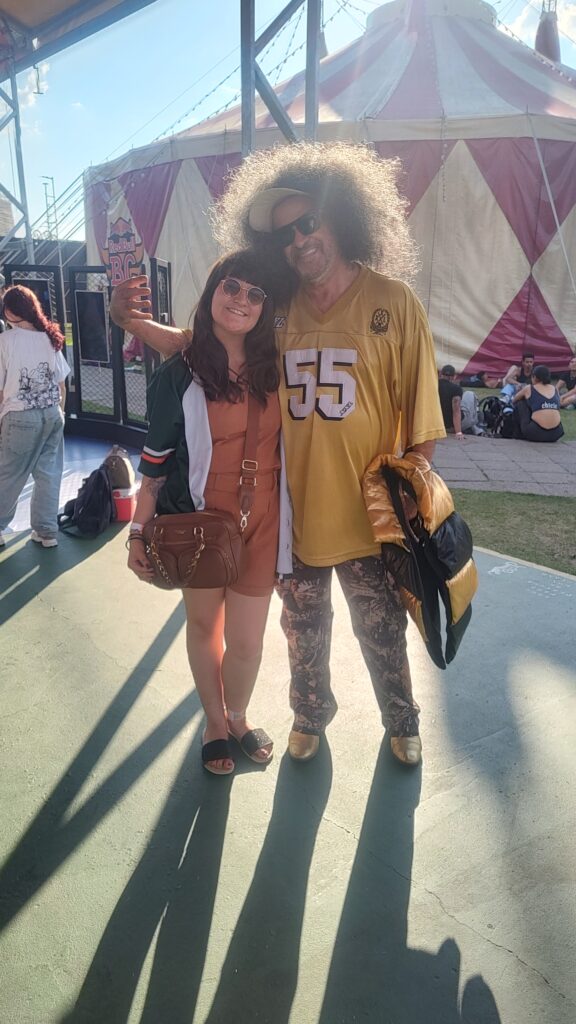 Beatriz Costa ao lado de Nelson Triunfo, ícone do hip-hop brasileiro, durante a Final Nacional do Red Bull BC One 2025. Um encontro simbólico entre gerações que celebra o legado e o futuro do breaking.