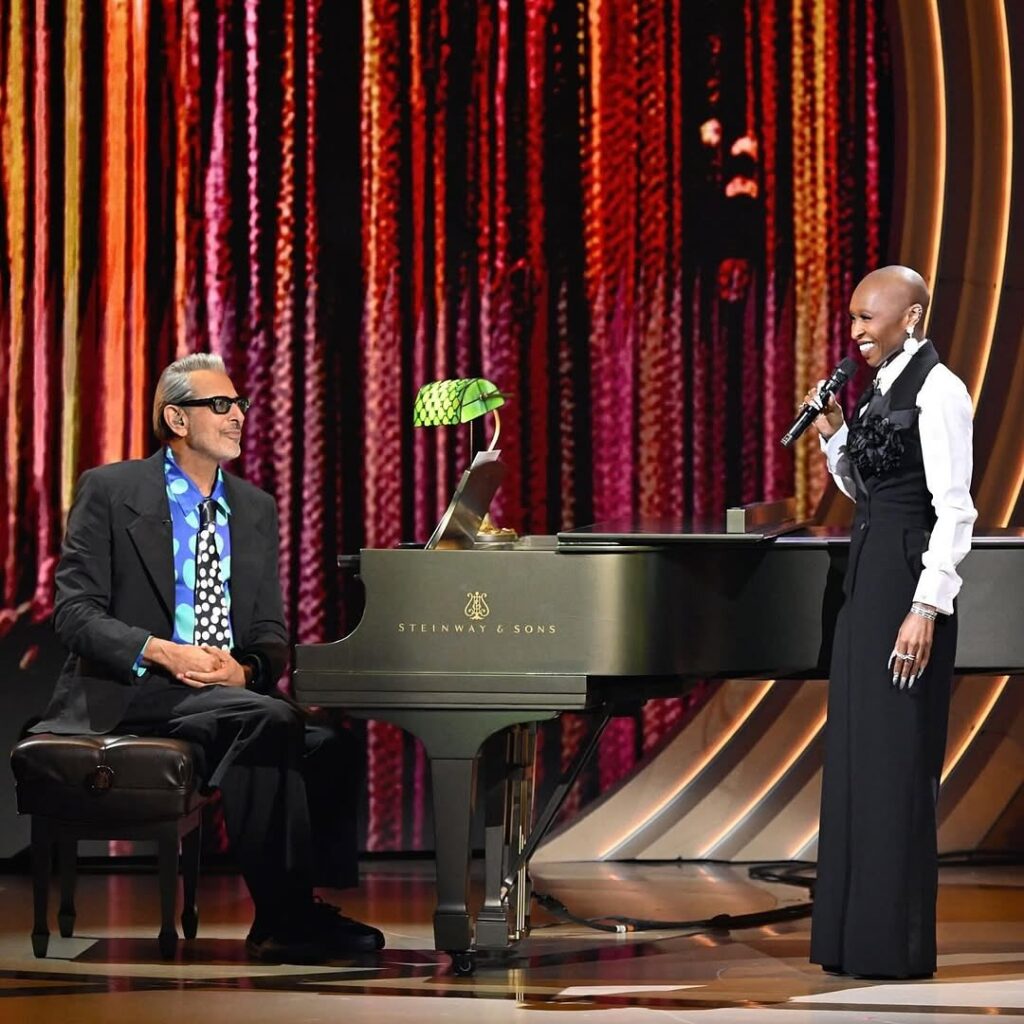 Jeff Goldblum, “O Mágico”, e Cynthia Erivo, “Elphaba”, em dueto durante o especial de duas horas de Wicked no Dolby Theatre, encantando o público com uma performance exclusiva.