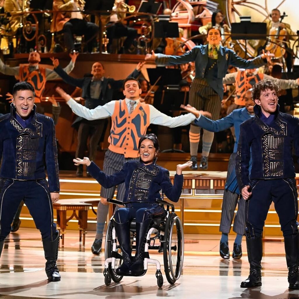 Marissa Bode, “Nessarose Thropp”, em performance cativante no evento especial de Wicked, transmitido pela NBC.