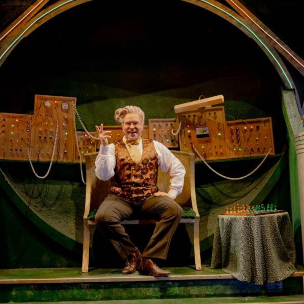 Tiago Abravanel assume o papel do Magico de Oz em temporada especial de Wicked