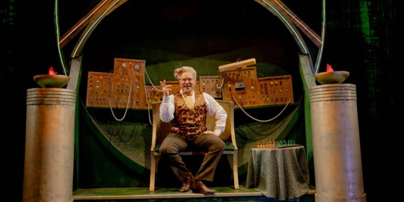 Tiago Abravanel assume o papel do Magico de Oz em temporada especial de Wicked