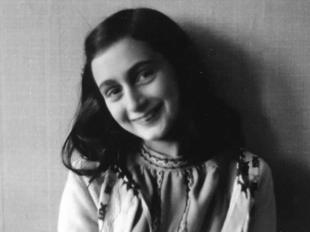 Anne Frank foi uma jovem judia que ficou mundialmente conhecida por seu diário, escrito enquanto se escondia com a família e outros refugiados em um anexo secreto em Amsterdã, durante a ocupação nazista na Segunda Guerra Mundial. Seu diário registra pensamentos, medos, esperanças e reflexões sobre a vida, a adolescência e a guerra, oferecendo um relato humano e íntimo do sofrimento causado pelo Holocausto. Apesar das condições extremas e do medo constante de serem descobertos, Anne revela uma força e sensibilidade notáveis, tornando seu relato um símbolo duradouro de resistência, coragem e memória histórica.