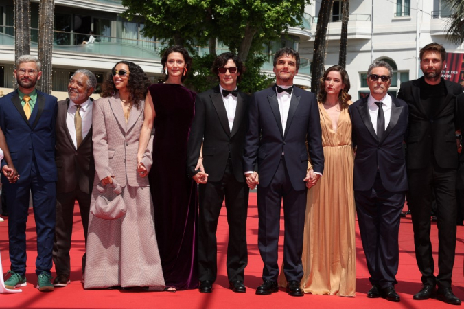 Brasil em Cannes: Elenco de ‘Agente Secreto’ passa pelo tapete vermelho do festival.