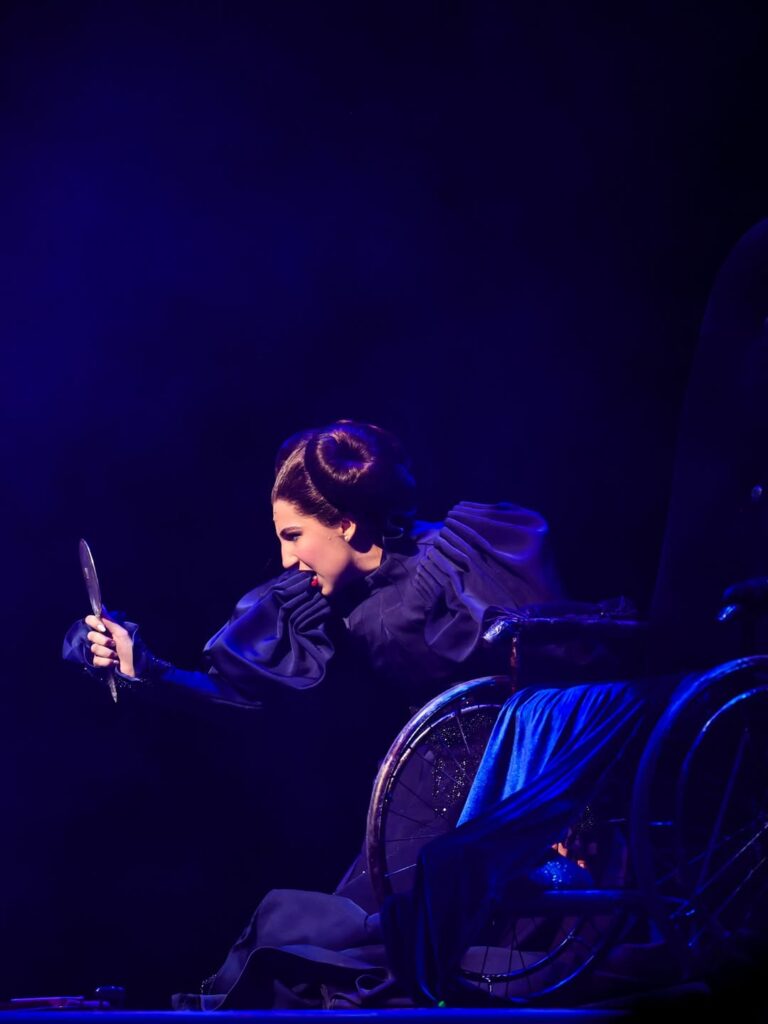 Luisa Bresser como Nessarose em montagem brasileira de "Wicked"