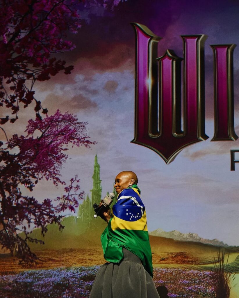 Wicked: Parte 2 | Cynthia Erivo, Jonathan Bailey e Jon M. Chu Lançam Globalmente o Filme em São Paulo