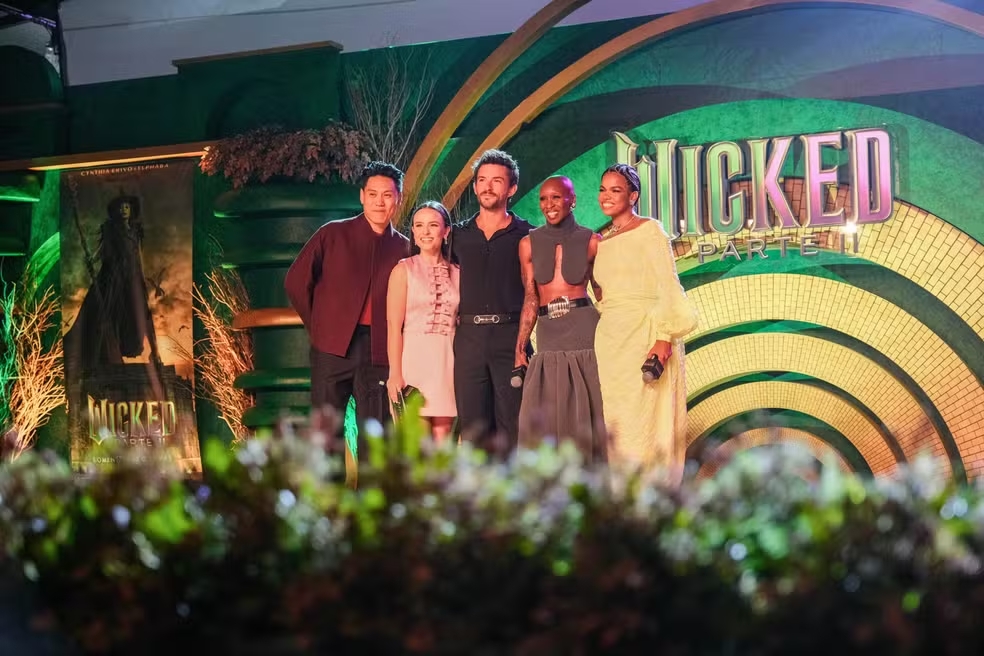 Wicked: Parte 2 | Cynthia Erivo, Jonathan Bailey e Jon M. Chu Lançam Globalmente o Filme em São Paulo