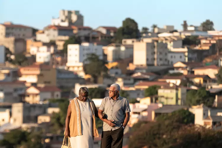 Gilberto e Jacira prometeram envelhecer juntos – na alegria e na tristeza, na riqueza e na pobreza, na saúde e na doença. Até que a morte os separe.