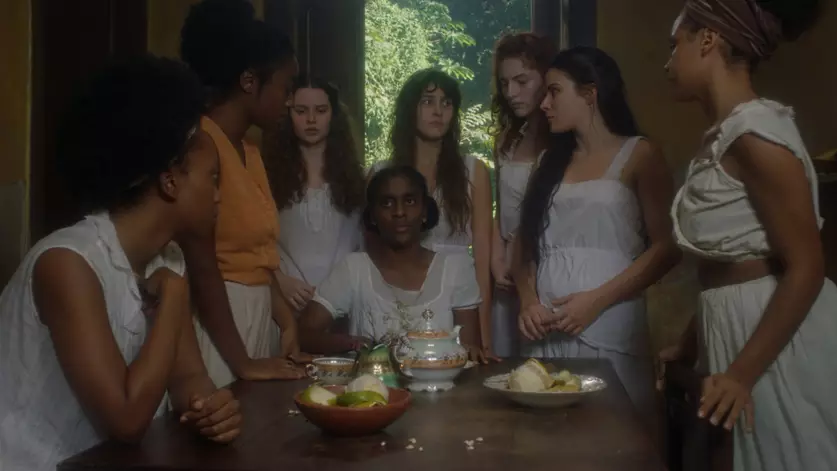 Quatro meninas escravizadas sonham com a liberdade. Quando uma reviravolta nos acontecimentos coloca suas vidas em risco, elas decidem fugir. Para surpresa delas, suas senhoras descobrem o plano – e insistem em ir com elas.