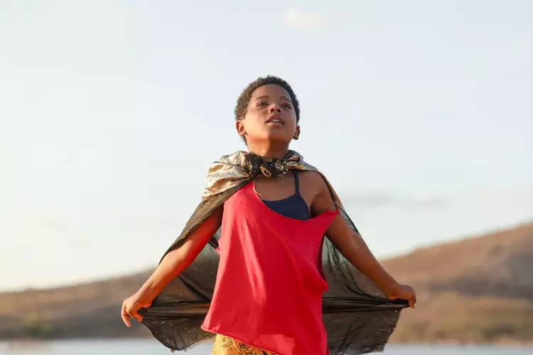 Gugu, um menino de quase doze anos com sonhos de jogar futebol, é criado sob os cuidados afetuosos de sua avó, Dilma. À medida que ela se torna cada vez mais frágil e seu mundo se transforma, ele luta para proteger o lugar onde é livre para ser quem é.