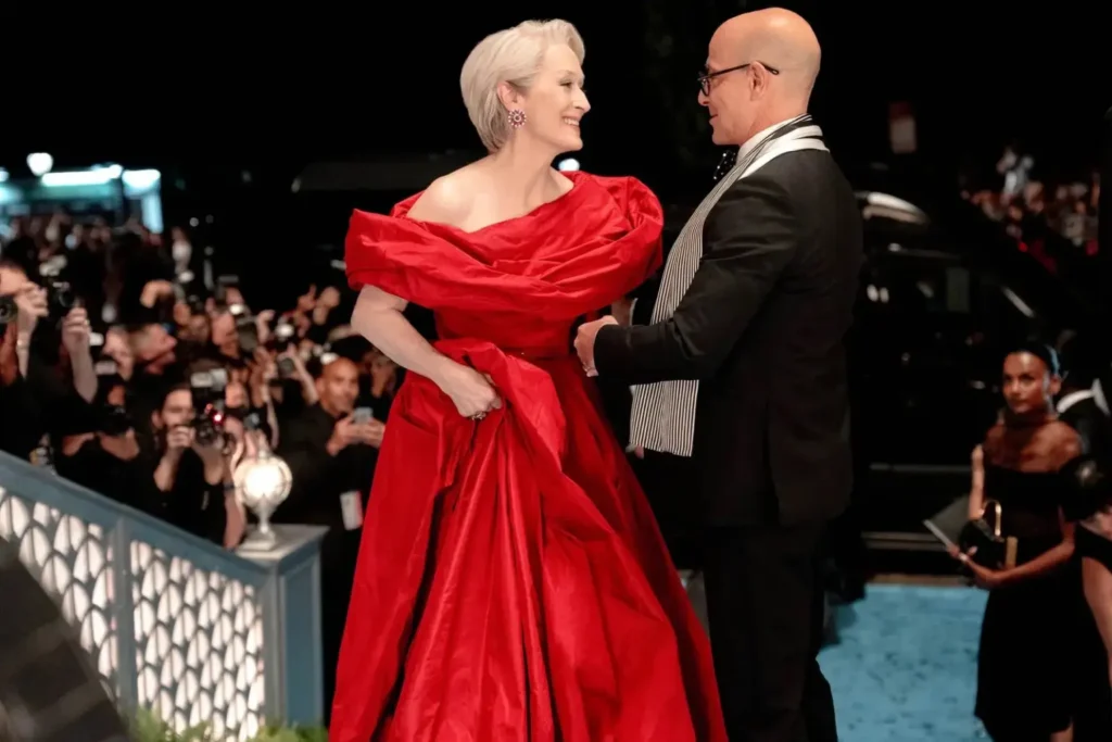 O Diabo Veste Prada estreia no Brasil em 2027 no Teatro Santander. Com trilha de Elton John e direção de José Possi Neto, o musical promete ser o maior evento cultural de SP. Saiba tudo sobre as audições e a venda de ingressos.