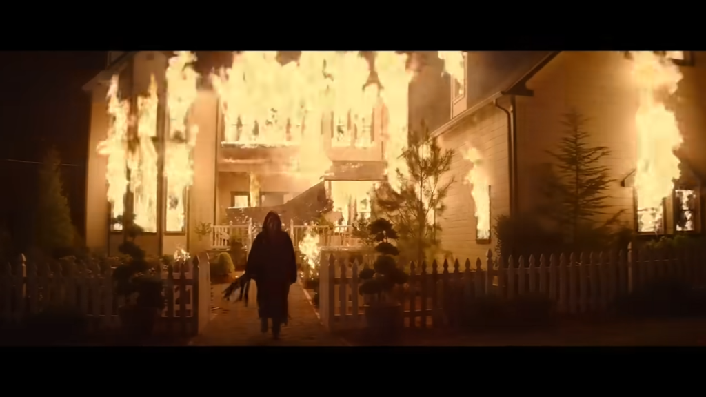 Pânico 7 marca o retorno da clássica franquia slasher aos cinemas com Ghostface perseguindo novamente Sidney Prescott, interpretada por Neve Campbell. O novo capítulo mistura nostalgia e tecnologia, incluindo elementos como inteligência artificial e referências ao passado da saga. Mesmo dividindo opiniões entre fãs, o filme mantém o suspense, o humor metalinguístico característico da franquia e abre espaço para uma nova geração de personagens dentro do universo de Scream.