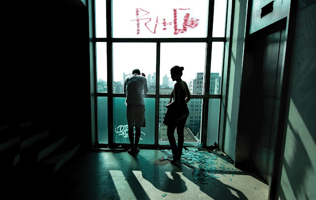 “Pele de Vidro” (2026) estreia nos cinemas em março e transforma tragédia urbana em reflexão íntima sobre o Brasil