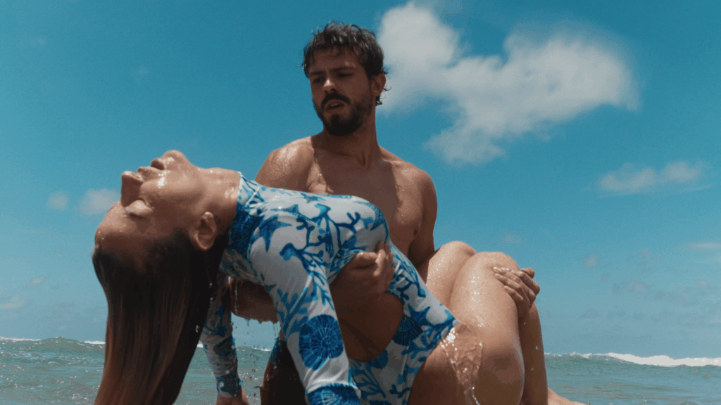 De Volta à Bahia aposta em romance ambientado em Salvador, com Bárbara França e Lucca Picon. Apesar da fotografia marcante e da química do casal, o filme divide opiniões ao priorizar cartões-postais e apresentar conflitos pouco desenvolvidos.