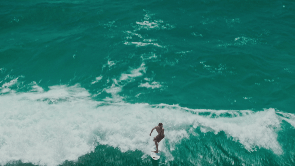 De Volta à Bahia aposta em romance ambientado em Salvador, com Bárbara França e Lucca Picon. Apesar da fotografia marcante e da química do casal, o filme divide opiniões ao priorizar cartões-postais e apresentar conflitos pouco desenvolvidos.