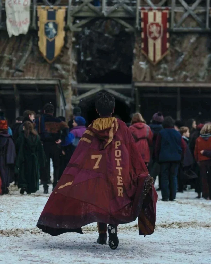 O trailer da série de Harry Potter chegou! Com estreia no Natal de 2026, a produção da HBO revela Dominic McLaughlin, John Lithgow e mais. Veja as fotos, o elenco completo e tudo sobre a volta ao Mundo Bruxo.