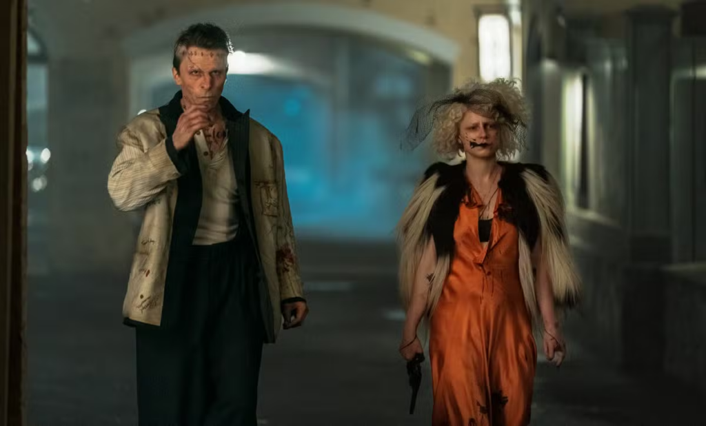 A Noiva | aposta em releitura caótica de Frankenstein com atuações poderosas