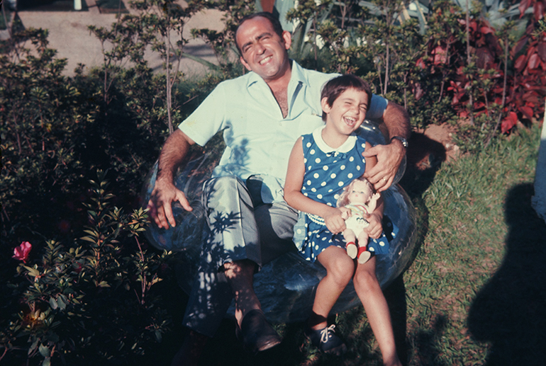 “Pele de Vidro” (2026) estreia nos cinemas em março e transforma tragédia urbana em reflexão íntima sobre o Brasil