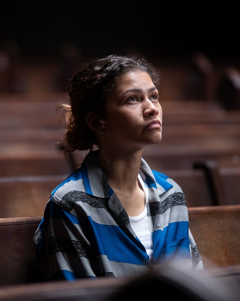 Trailer da 3ª temporada de Euphoria revela Rue presa e polêmica com Cassie em conteúdo adulto. Com salto temporal de 5 anos e trilha de Hans Zimmer, a última temporada da série da HBO estreia em 12 de abril. Confira todas as novidades do elenco.