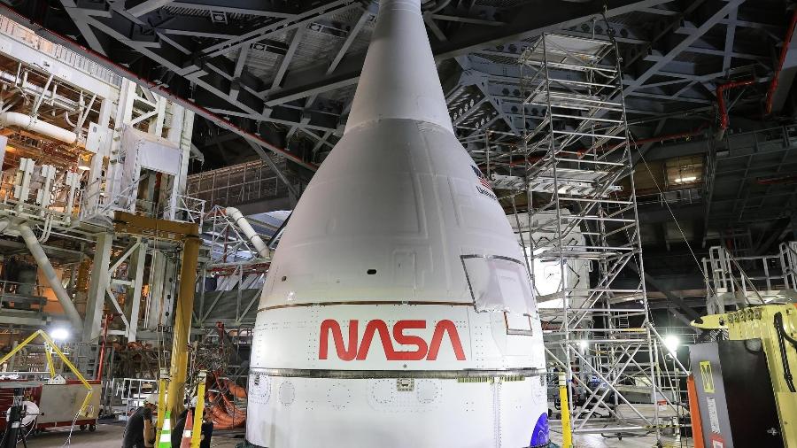 Confira o cronograma completo do sobrevoo lunar da Artemis II hoje, 6 de abril! Veja os horários da quebra de recorde da Apollo 13, a aproximação máxima da Lua e onde assistir à transmissão ao vivo da NASA com a cápsula Orion.