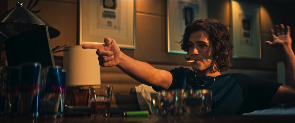 O Rei da Internet Crítica: análise detalhada do filme de 2026 estrelado por João Guilherme. A matéria debate a genialidade e os crimes reais de Daniel Nascimento, gerando reflexão sobre os limites da vaidade e da ostentação na era digital.