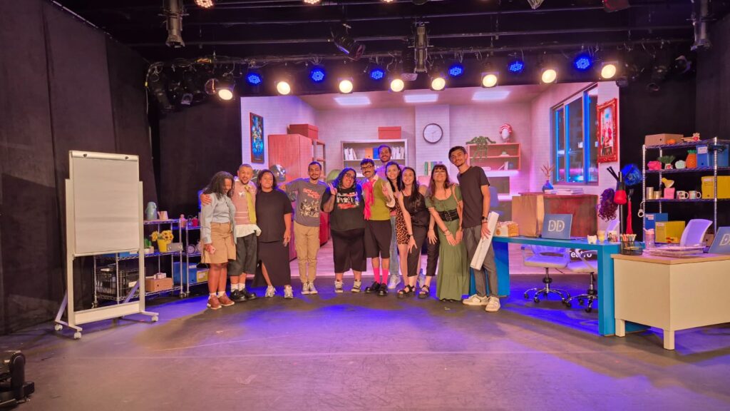 Teatro YouTube fortalece sua agenda em São Paulo com o fenômeno Diva ao Vivo, o premiado espetáculo TIP e a inédita sitcom Bom Dia Pra Quem?. A Nerds da Galáxia conferiu a estreia deste polo que une a creator economy ao palco presencial. Confira!