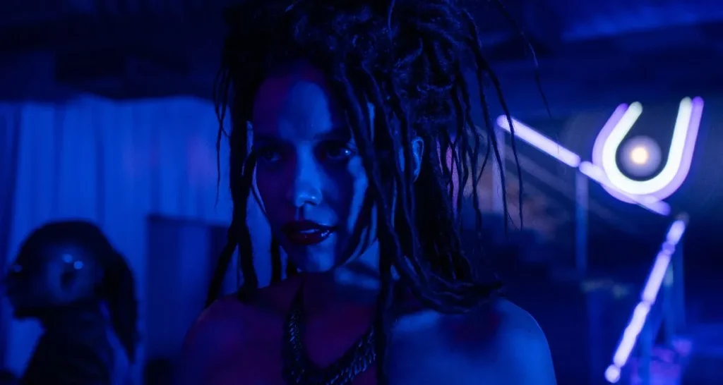 Love Kills Crítica: análise detalhada do filme de terror de 2026 que transforma São Paulo em uma Gotham brasileira infestada de vampiros. A matéria debate a reinvenção nacional do mito dos mortos-vivos e a força estética do novo cinema de gênero.