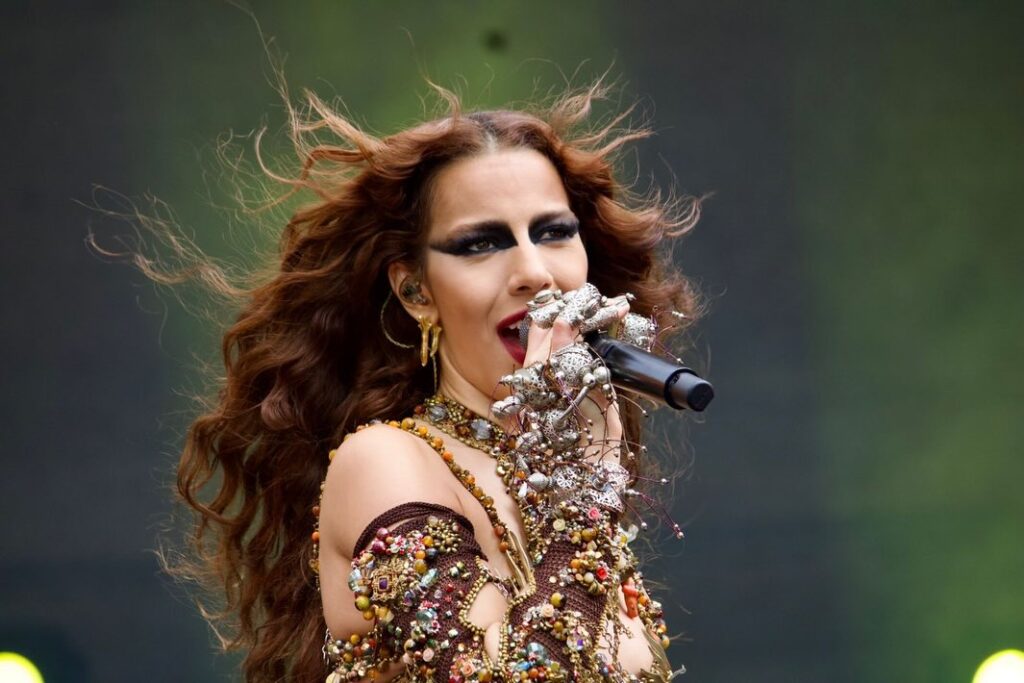 Marina Sena Crítica: análise detalhada do show consagrador da artista na Virada Cultural de São Paulo em 2026. A matéria debate a performance sob a chuva no Vale do Anhangabau, a técnica das coreografias e a consolidação do pop performático.