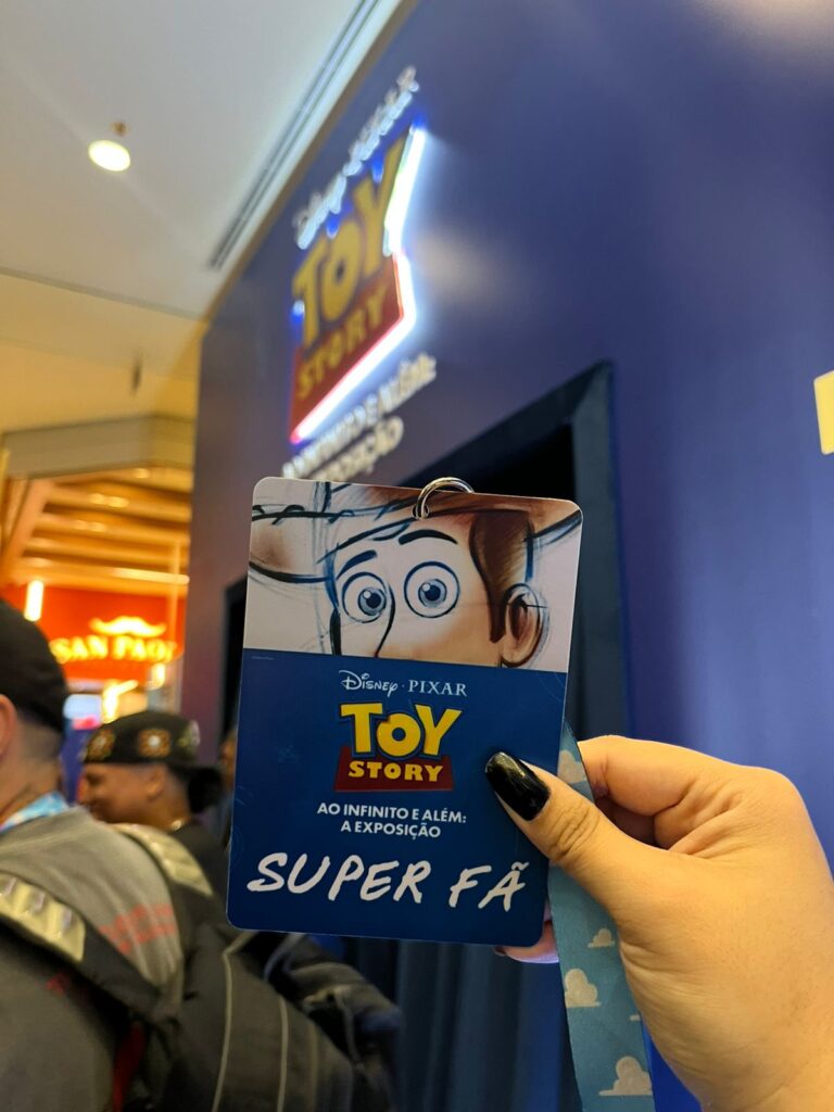 A exposição "Toy Story ao Infinito e Além" chega à Avenida Paulista com 1.100 m² de nostalgia pura! A Nerds da Galáxia conferiu a estreia da mostra que une arquivos raros da Pixar e artes inéditas de Eduardo Kobra. Garanta seu ingresso e vá ao infinito e além!