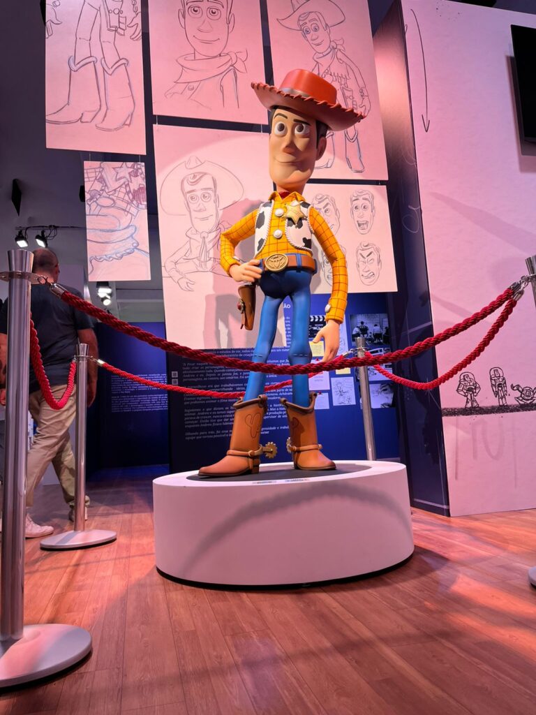 A exposição "Toy Story ao Infinito e Além" chega à Avenida Paulista com 1.100 m² de nostalgia pura! A Nerds da Galáxia conferiu a estreia da mostra que une arquivos raros da Pixar e artes inéditas de Eduardo Kobra. Garanta seu ingresso e vá ao infinito e além!