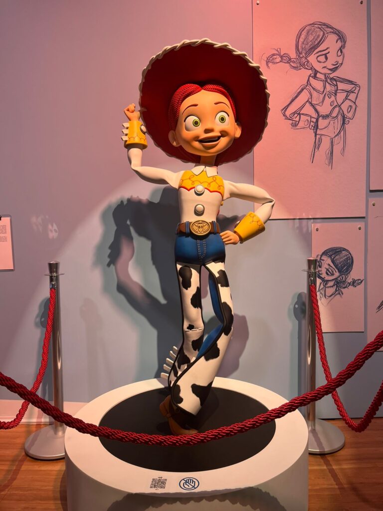 A exposição "Toy Story ao Infinito e Além" chega à Avenida Paulista com 1.100 m² de nostalgia pura! A Nerds da Galáxia conferiu a estreia da mostra que une arquivos raros da Pixar e artes inéditas de Eduardo Kobra. Garanta seu ingresso e vá ao infinito e além!