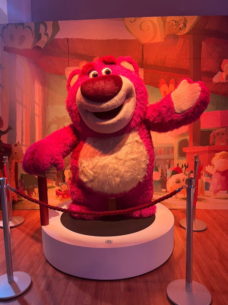 A exposição "Toy Story ao Infinito e Além" chega à Avenida Paulista com 1.100 m² de nostalgia pura! A Nerds da Galáxia conferiu a estreia da mostra que une arquivos raros da Pixar e artes inéditas de Eduardo Kobra. Garanta seu ingresso e vá ao infinito e além!