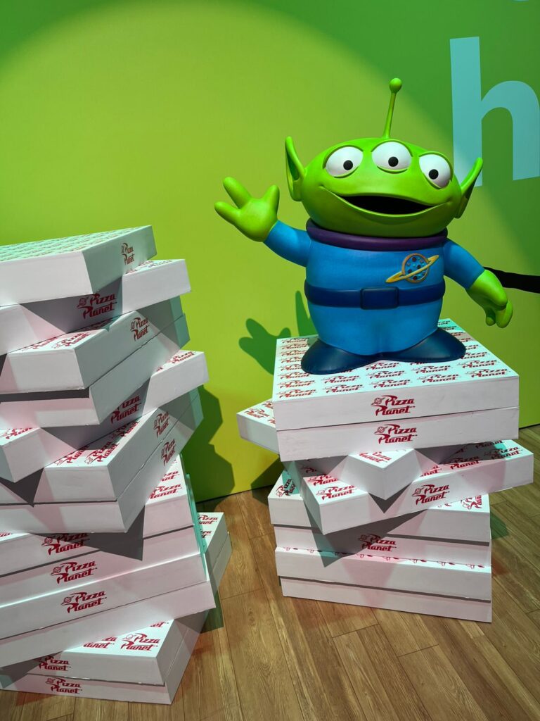 A exposição "Toy Story ao Infinito e Além" chega à Avenida Paulista com 1.100 m² de nostalgia pura! A Nerds da Galáxia conferiu a estreia da mostra que une arquivos raros da Pixar e artes inéditas de Eduardo Kobra. Garanta seu ingresso e vá ao infinito e além!