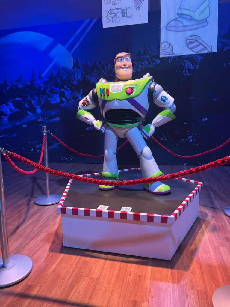 A exposição "Toy Story ao Infinito e Além" chega à Avenida Paulista com 1.100 m² de nostalgia pura! A Nerds da Galáxia conferiu a estreia da mostra que une arquivos raros da Pixar e artes inéditas de Eduardo Kobra. Garanta seu ingresso e vá ao infinito e além!