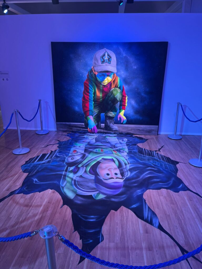 A exposição "Toy Story ao Infinito e Além" chega à Avenida Paulista com 1.100 m² de nostalgia pura! A Nerds da Galáxia conferiu a estreia da mostra que une arquivos raros da Pixar e artes inéditas de Eduardo Kobra. Garanta seu ingresso e vá ao infinito e além!