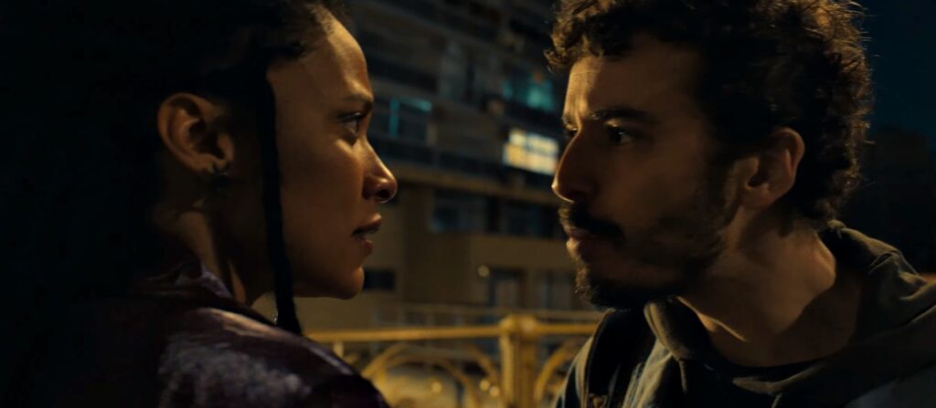 Love Kills Crítica: análise detalhada do filme de terror de 2026 que transforma São Paulo em uma Gotham brasileira infestada de vampiros. A matéria debate a reinvenção nacional do mito dos mortos-vivos e a força estética do novo cinema de gênero.