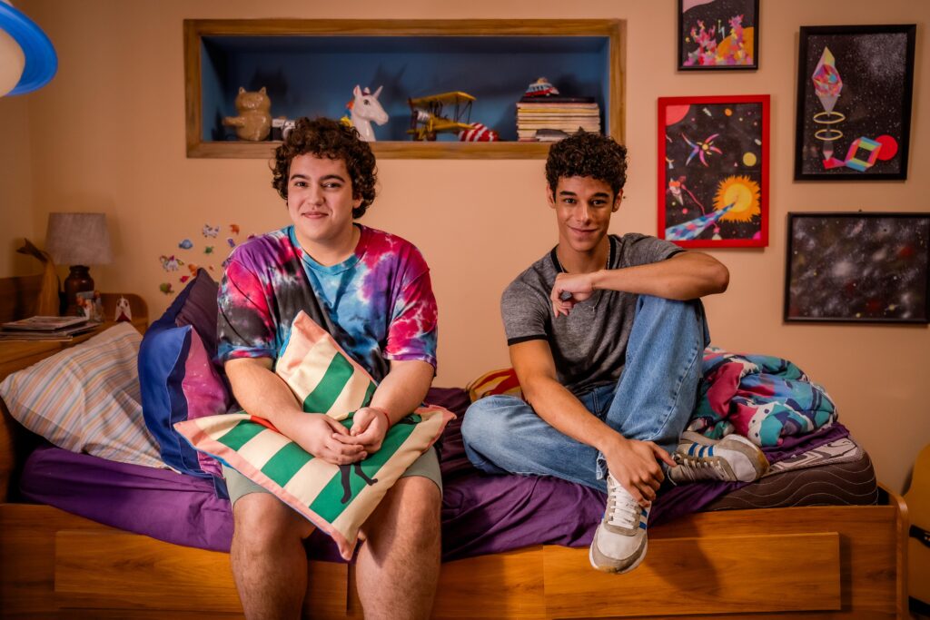 Quinze Dias é o grande destaque do cinema no Mês do Orgulho. A crítica do filme mostra como a direção de Daniel Lieff e a trilha de Jão constroem um filme conforto fofinho que abraça o público, superando as dores da gordofobia com leveza e afeto.